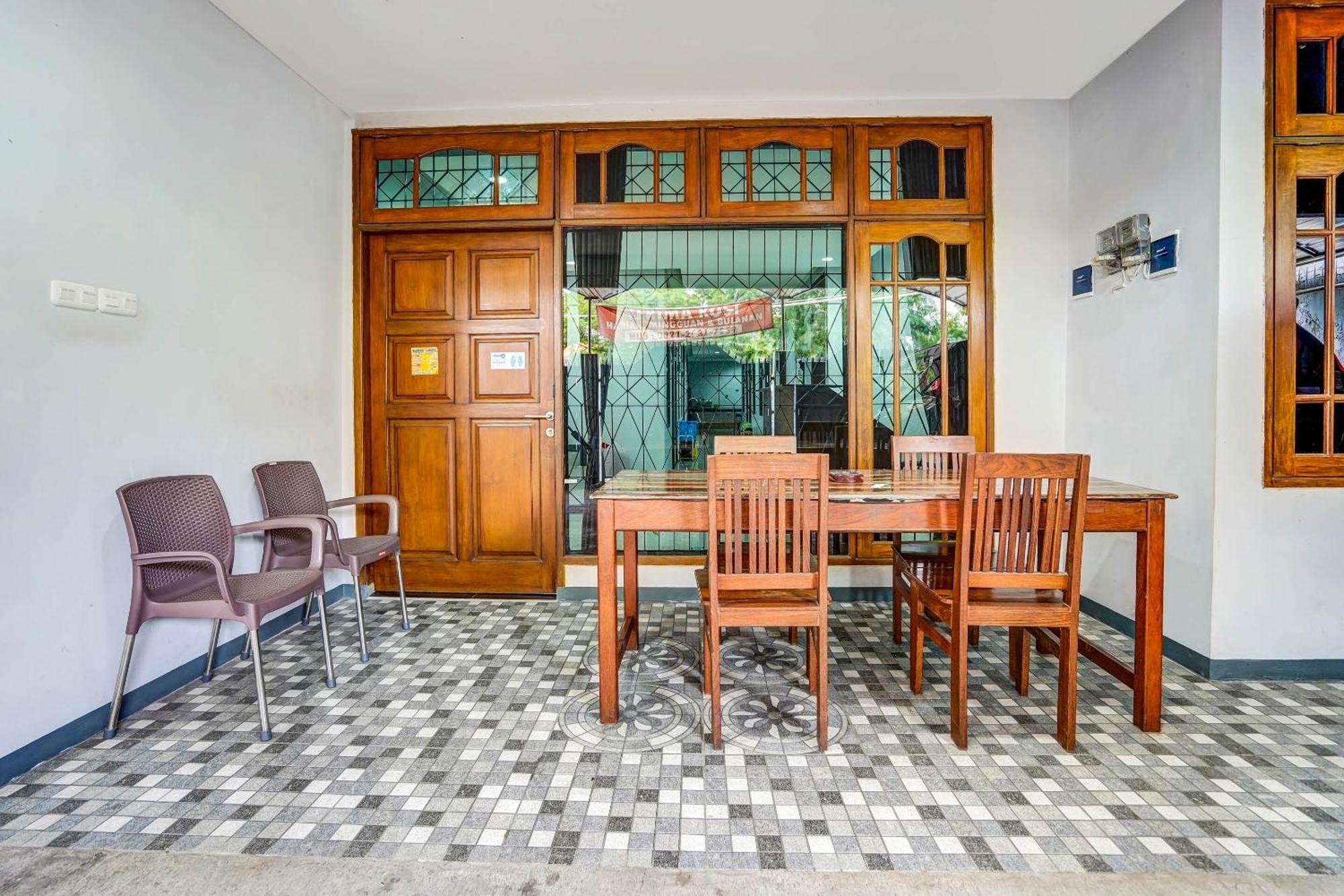 OYO Flagship 90891 Parang Kusumo Residence Krembangan Bagian luar foto