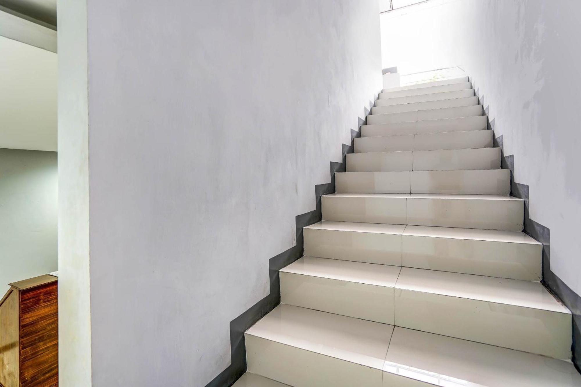 OYO Flagship 90891 Parang Kusumo Residence Krembangan Bagian luar foto